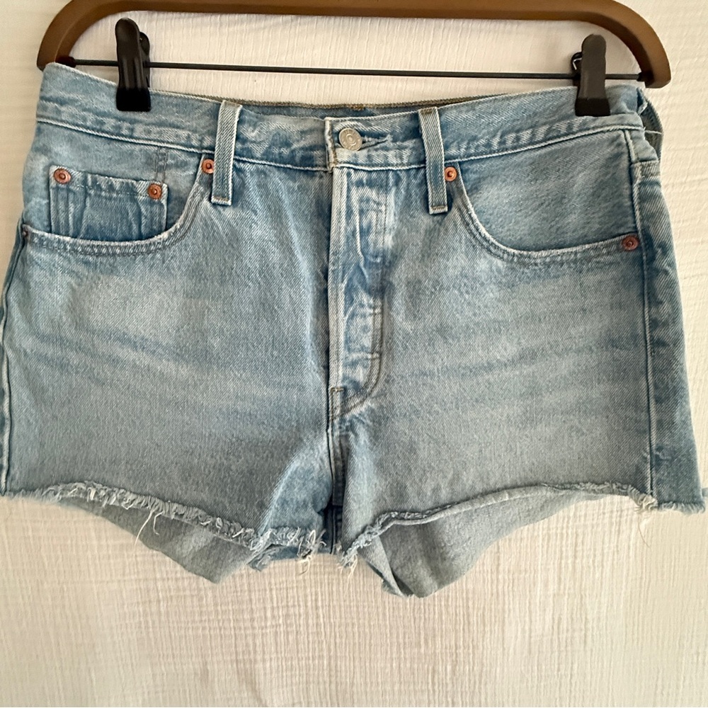 Levi's Classic Originsl Fit 501 Light Wash Denim Cutoff Shorts Women's Size 29 - Picture 3 of 14